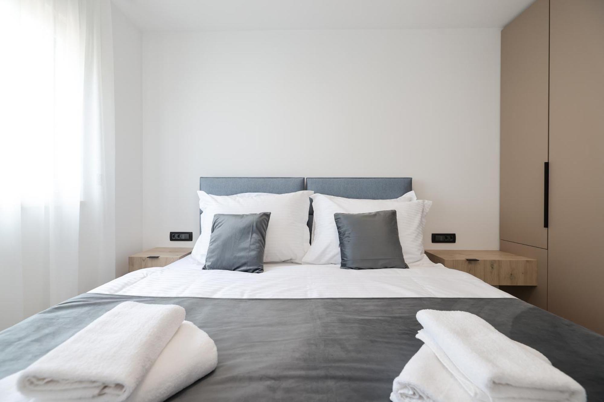Deluxe Apartments Privlaka On The Sand Room photo